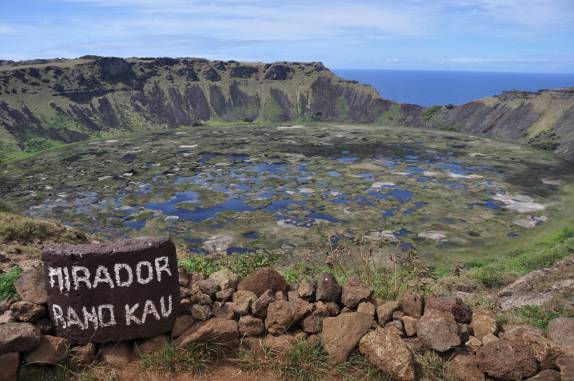 A cratera do vulcão Rano Kau, em Rapa Nui (ou Ilha de Páscoa), ilha chilena no meio do Oceano Pacífico